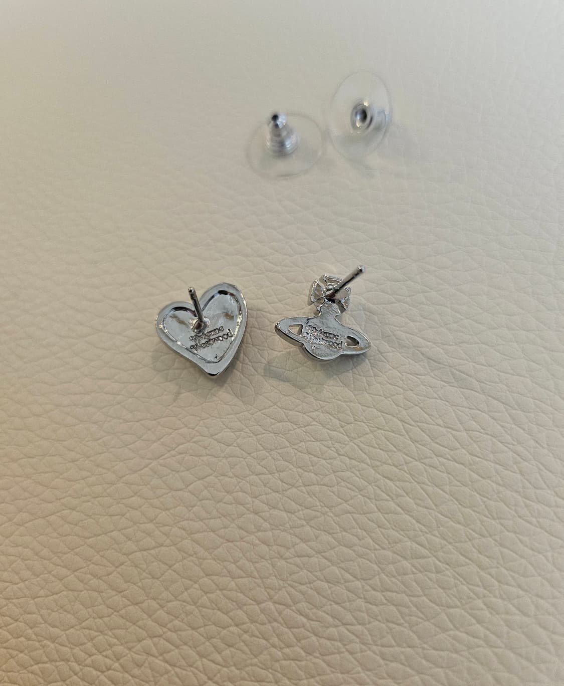 비비안웨스트우드 업사이클링 하트 언발란스 진주 귀걸이 상품이미지5