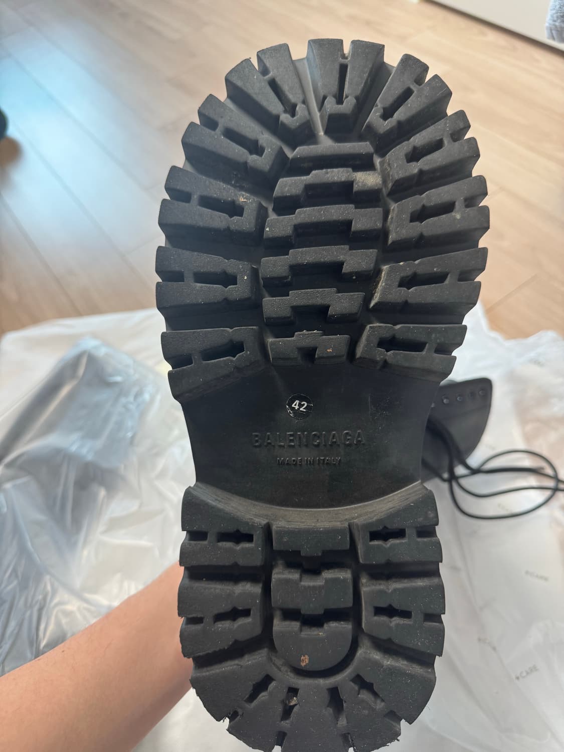 (42)발렌시아가 스톰퍼 런웨이 상품이미지5