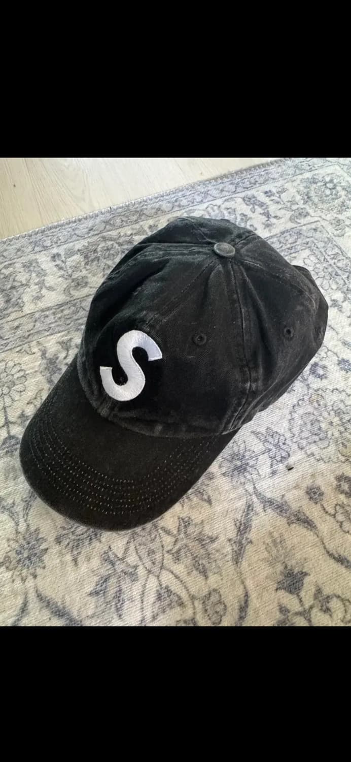 슈프림 피그먼트 코티드 S 로고 6-패널 블랙 - 25SS 상품이미지2