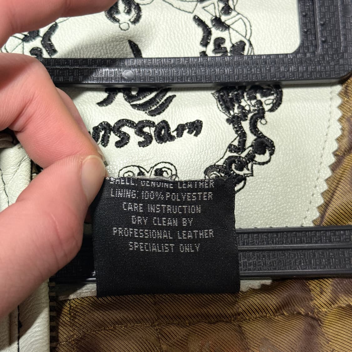 Al Wissam 100% 양가죽 시티 자수 디테일 퀼팅 바시티 자켓 상품이미지8