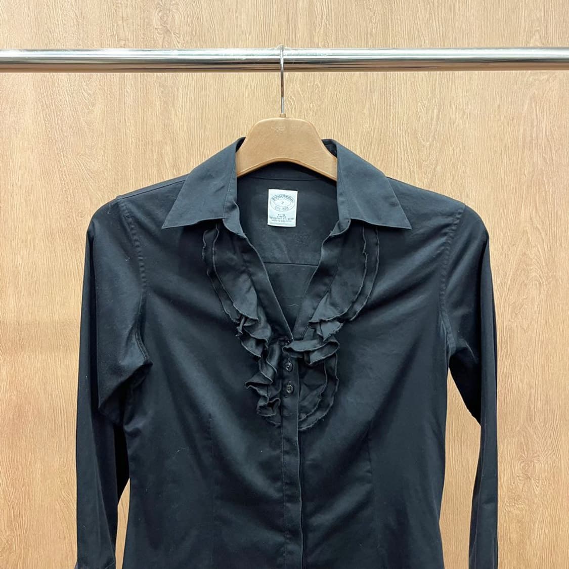 브룩스 브라더스 카라 블라우스 브이넥 프릴 버튼 클로징 디테일 블랙 상품이미지4