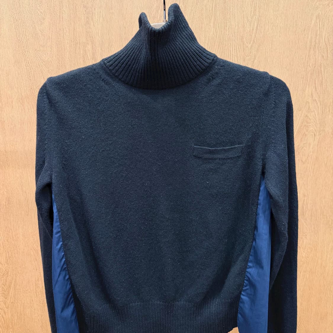 사카이 터틀넥 니트 백 플리츠 셔츠 도팅 레이어드 디테일 블랙 네이비 상품이미지4