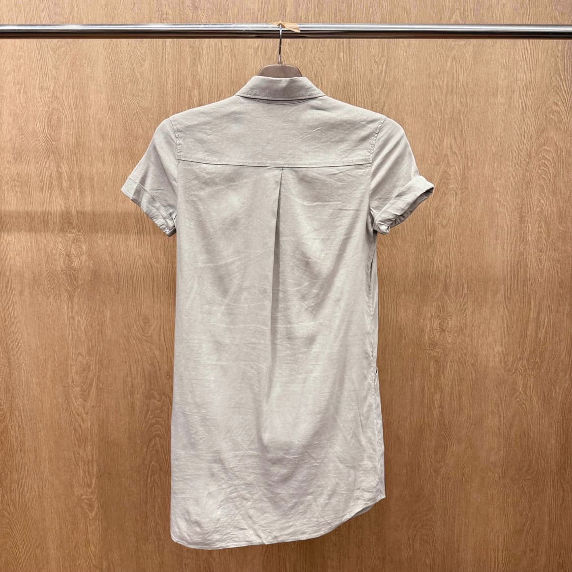 띠어리 반팔 셔츠 원피스 카라넥 버튼 클로징 빅포켓 디테일 베이지 상품이미지3