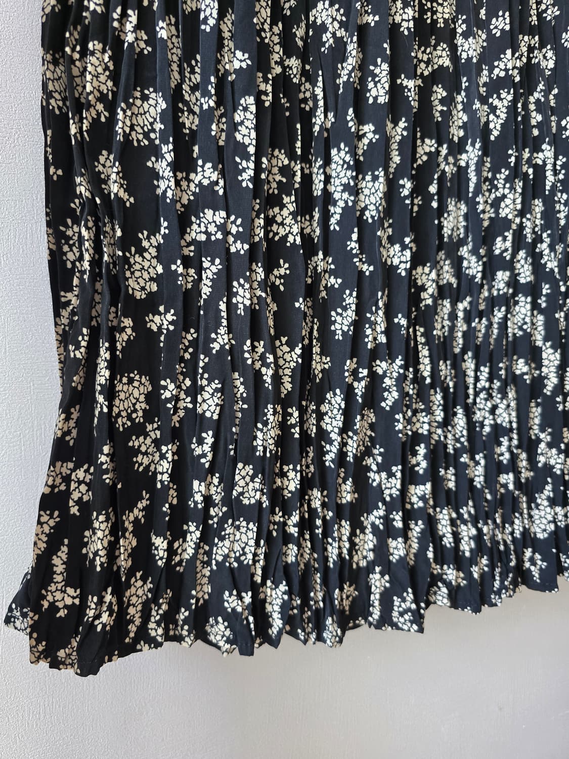 DISCOAT 블랙 잔꽃 플리츠 롱스커트 상품이미지3