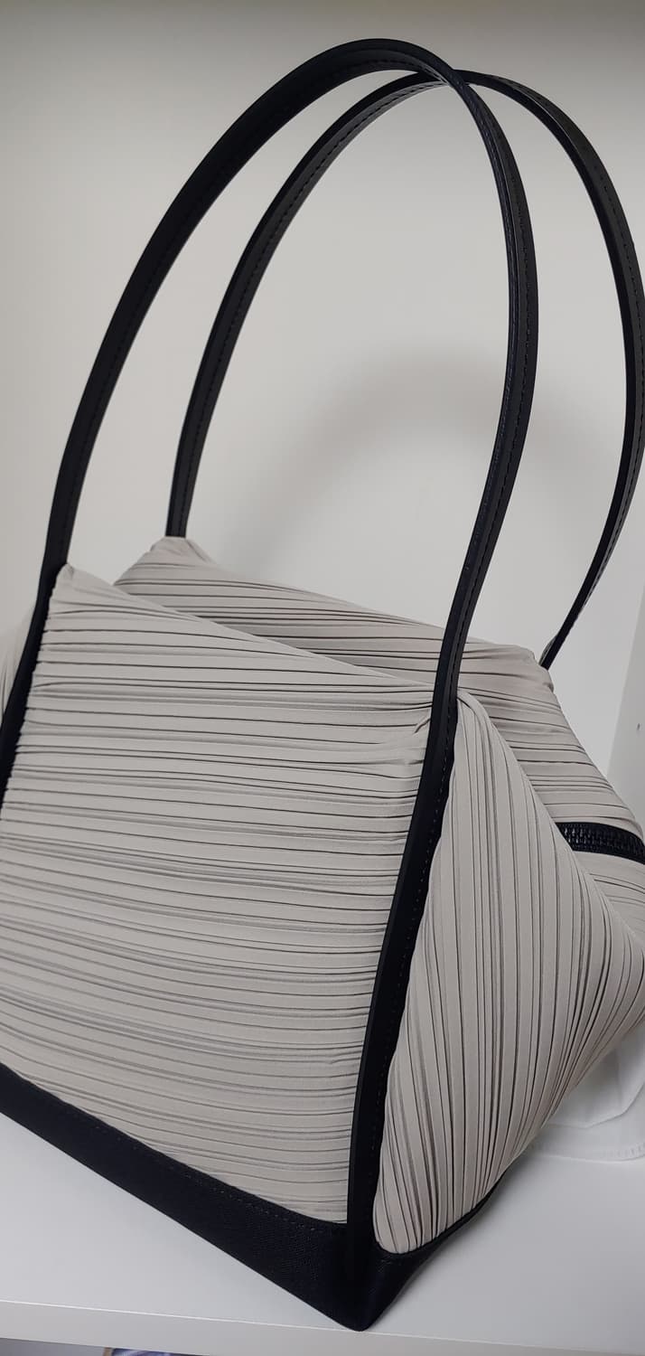 [이세이미야케] 플리츠플리즈 BIAS PLEATS 토트백(라이트 그레이) 상품이미지3