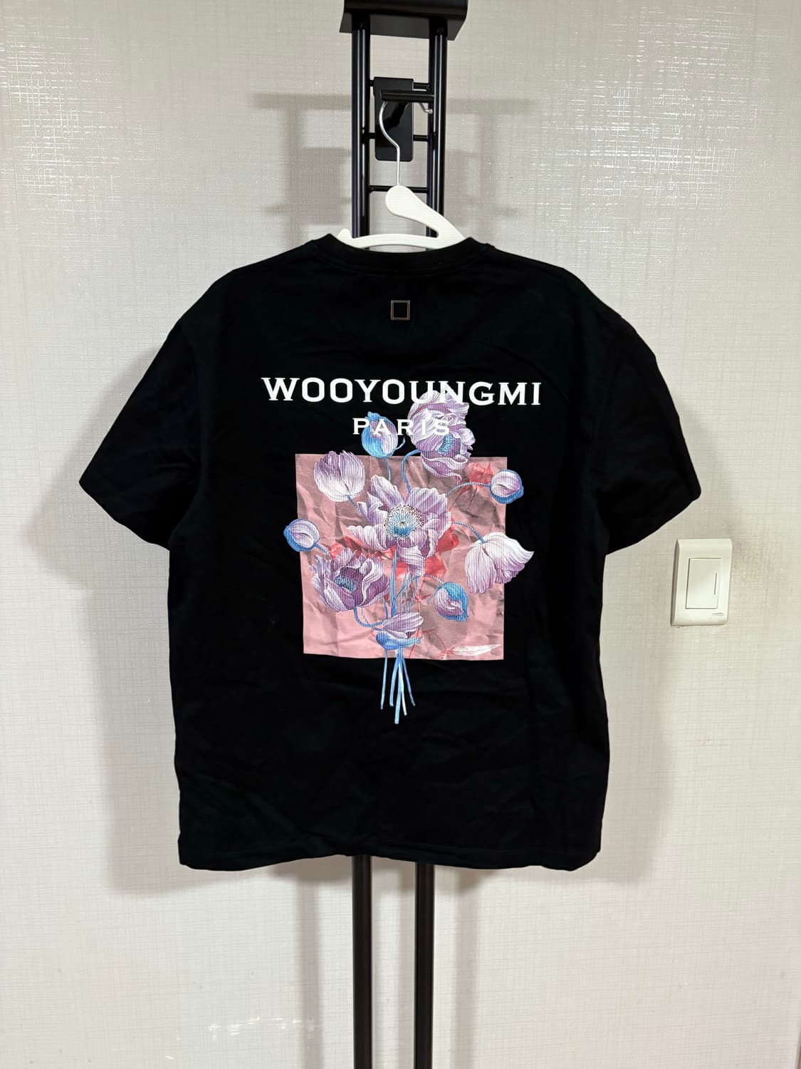 우영미 3d 플라워 백로고 반팔 블랙 상품이미지1