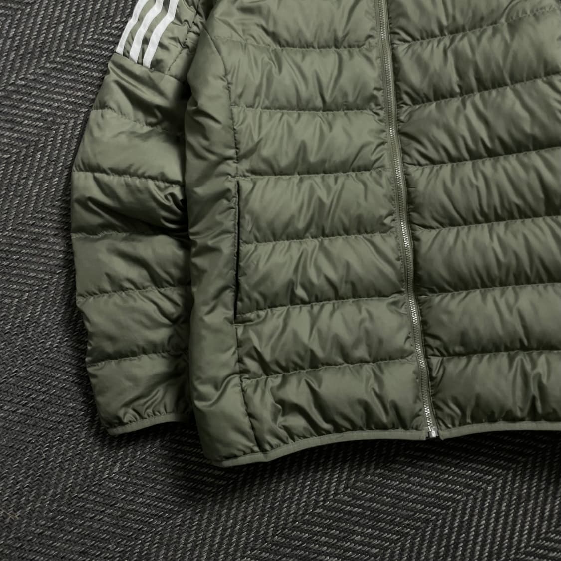 아디다스 우먼스 경량 덕 다운 푸퍼 패딩 카키y 4521 상품이미지3