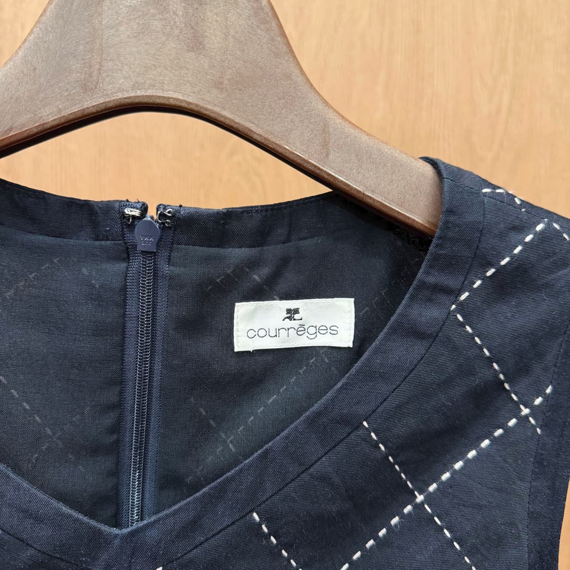 꾸레쥬 브이넥 슬리브리스 원피스 다이아몬드 퀄팅 스티치 패턴 디테일 블랙 상품이미지6