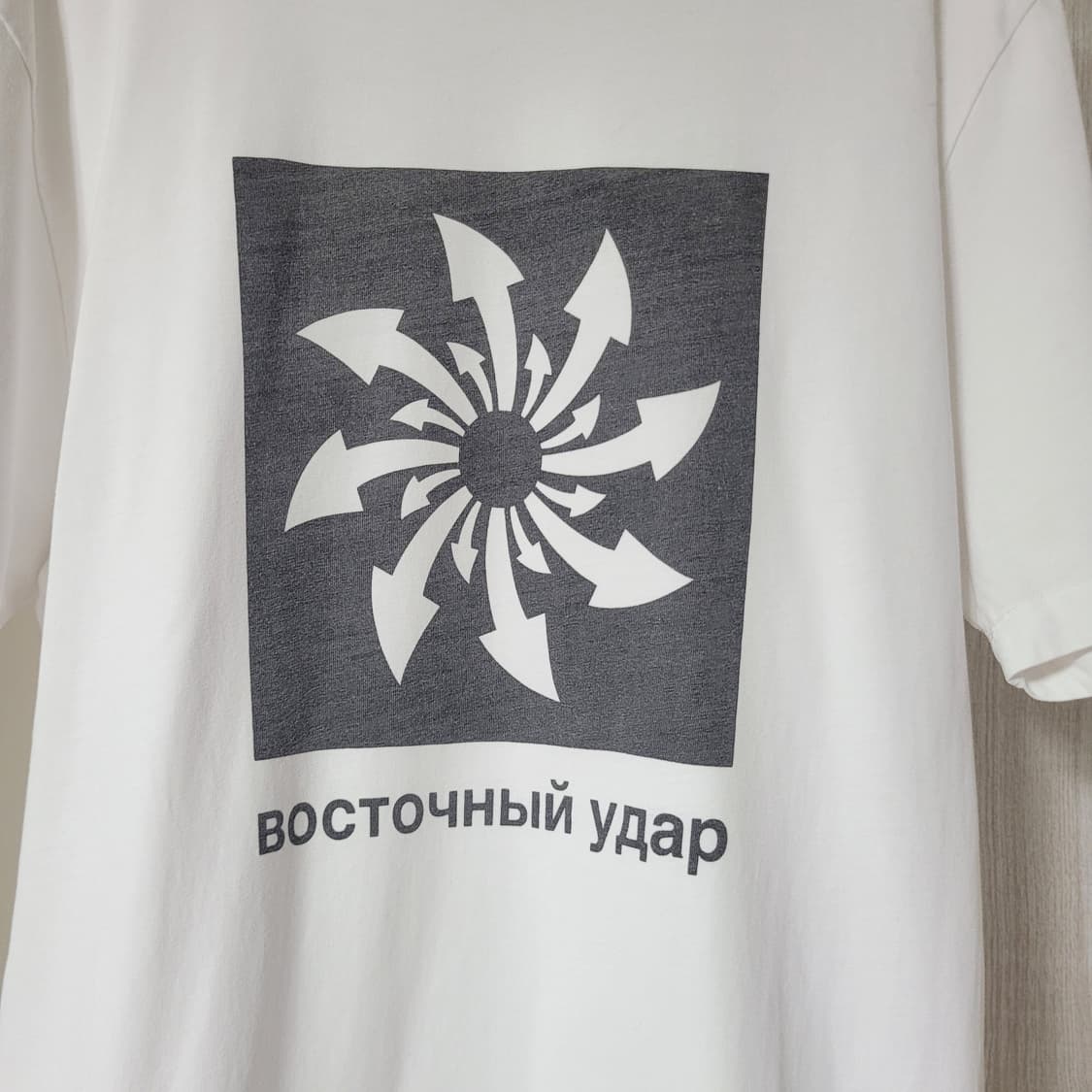 고샤 루브친스키 반팔 상품이미지2