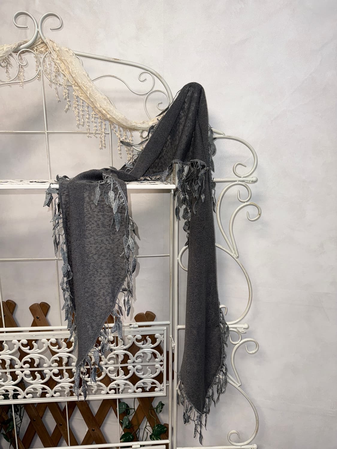 Charcoal grunge leaves scarf 상품이미지1