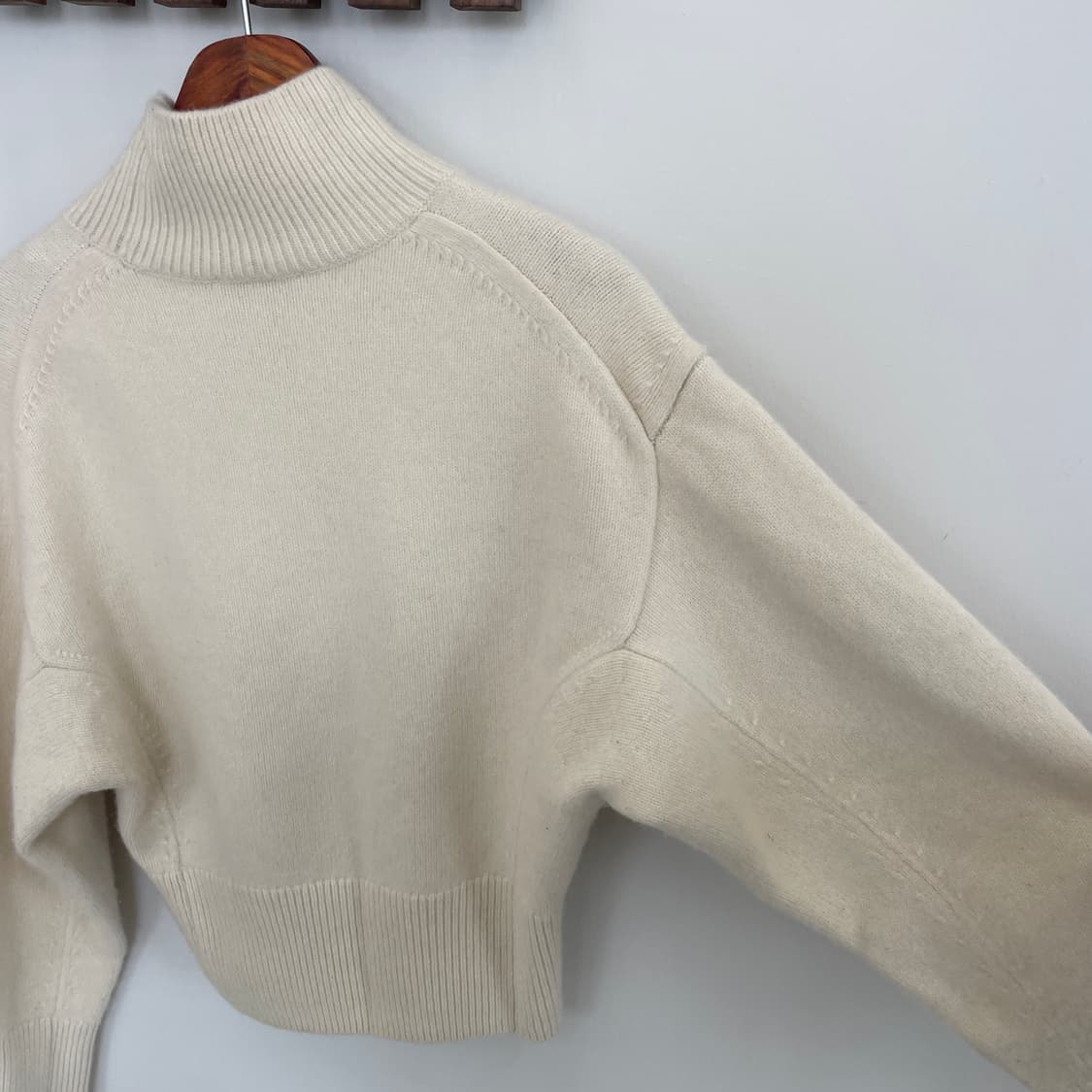 코스 하프넥 크롭 니트 상품이미지3