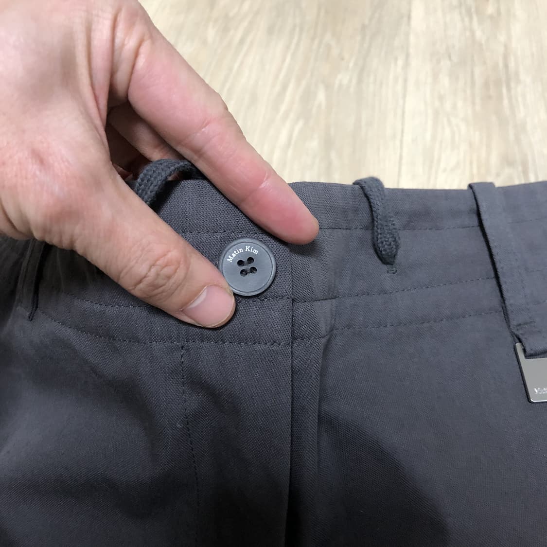 (우먼스 S) 마뗑 킴 MATIN KIM 어텀 카고 팬츠 인 차콜 상품이미지4