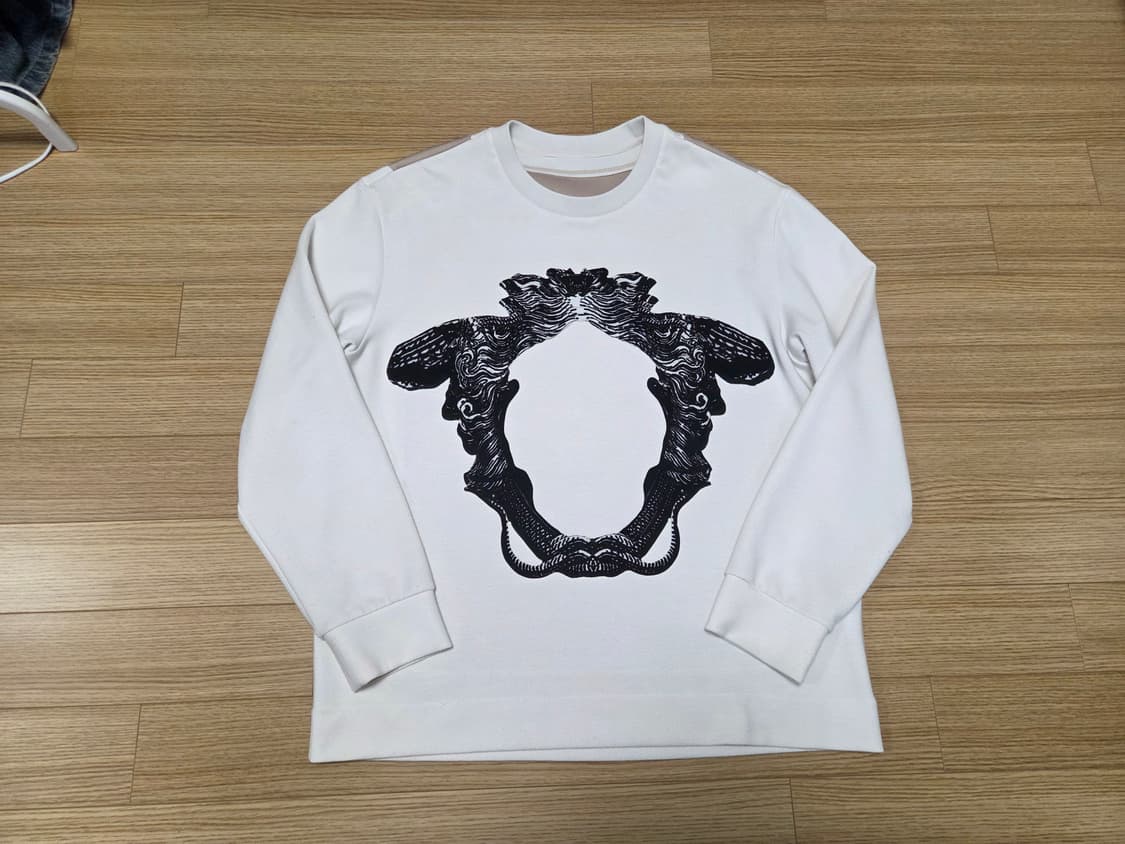 시스템 옴므 SYSTEM HOMME 달빛 왕관 그래픽 맨투맨 상품이미지1