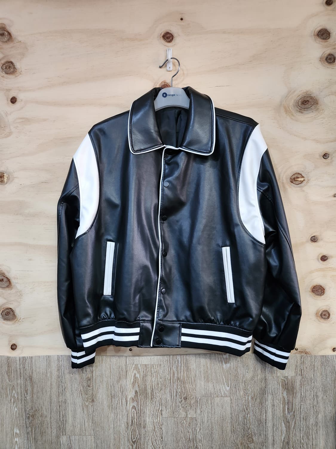 1049) 스탠다드에러 파이핑 카라 바시티 비건레더 자켓 상품이미지1