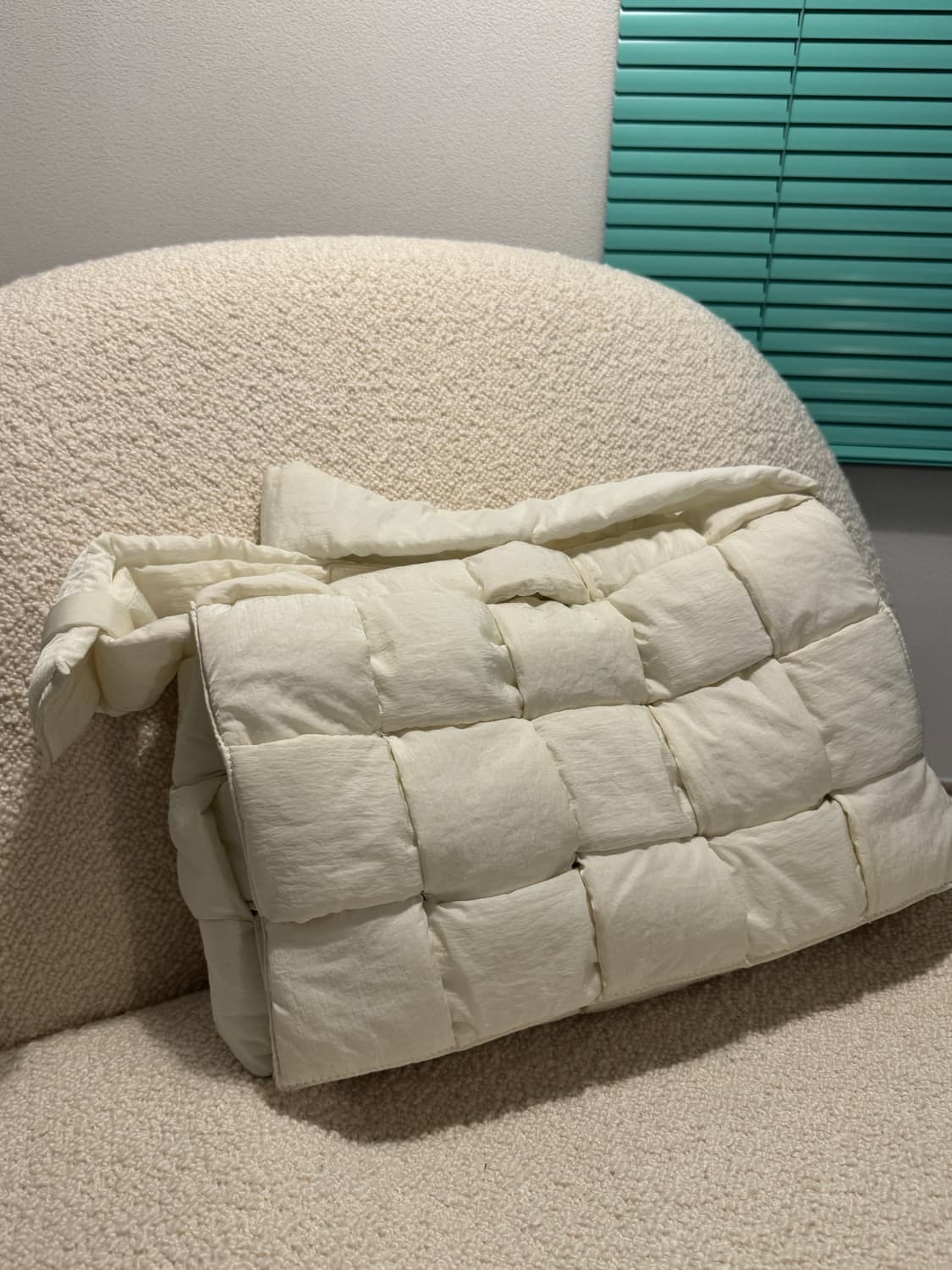 보테가베네타 라지 패디드 테크 카세트 백 화이트 크로스백 상품이미지3