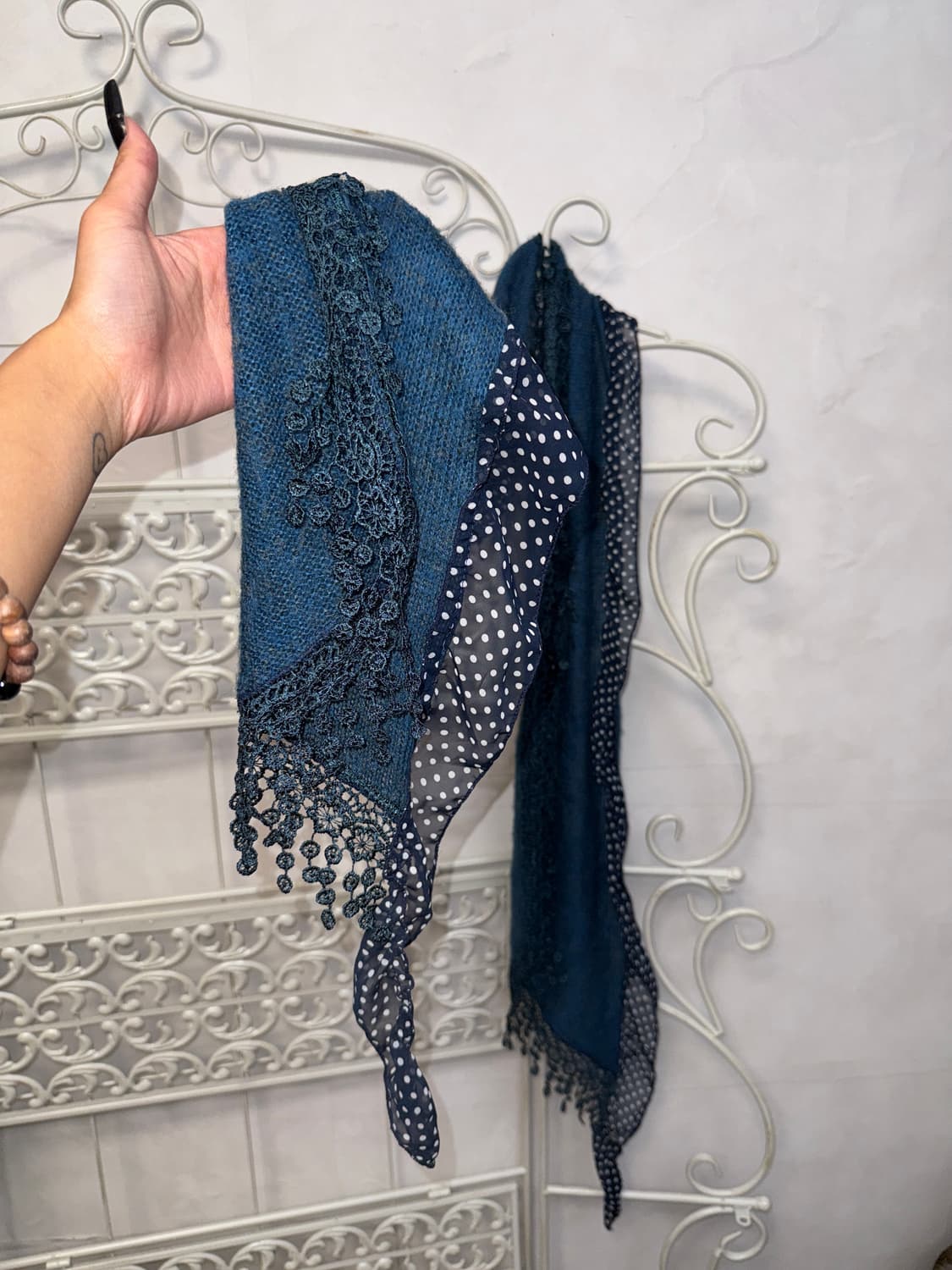 Navy dot crochet detail muffler 상품이미지3