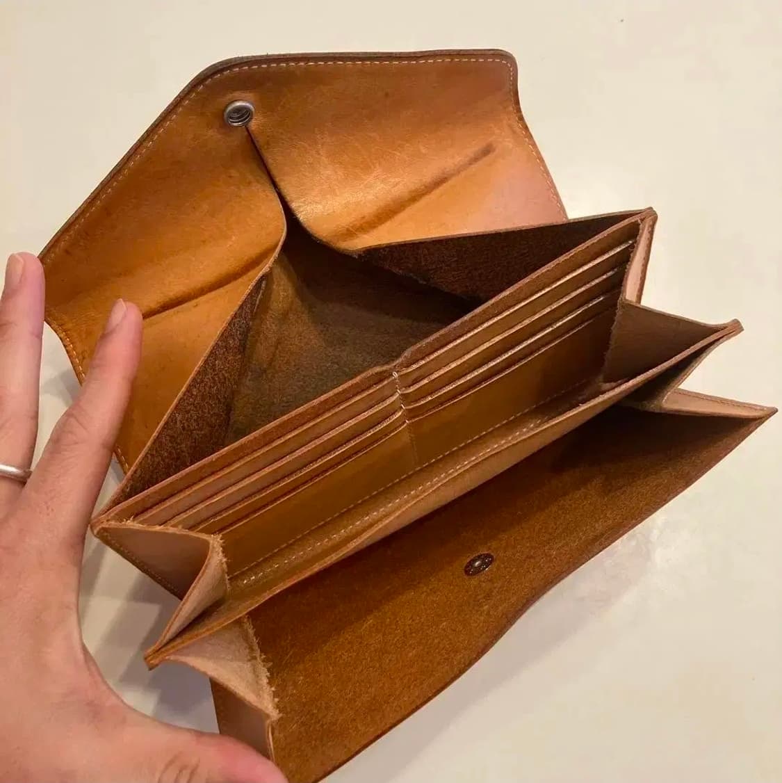 헨더스킴 원피스 월넛브라운 소가죽 장지갑 상품이미지5