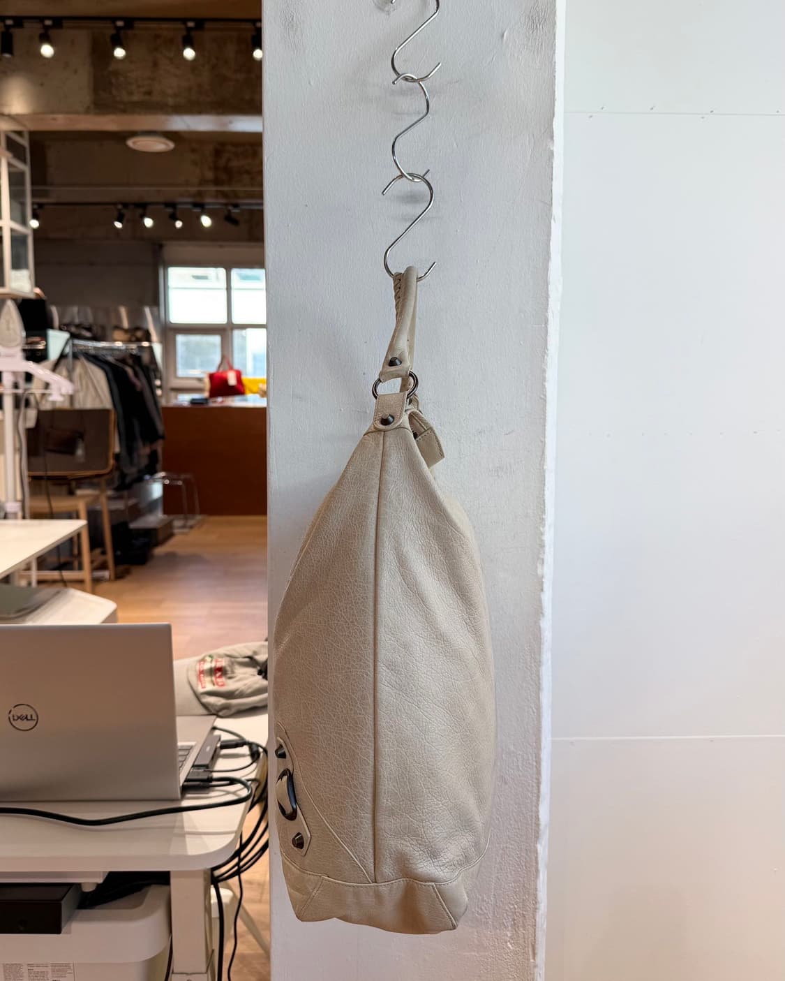 발렌시아가 베이지 클래식 데이 숄더백 상품이미지5