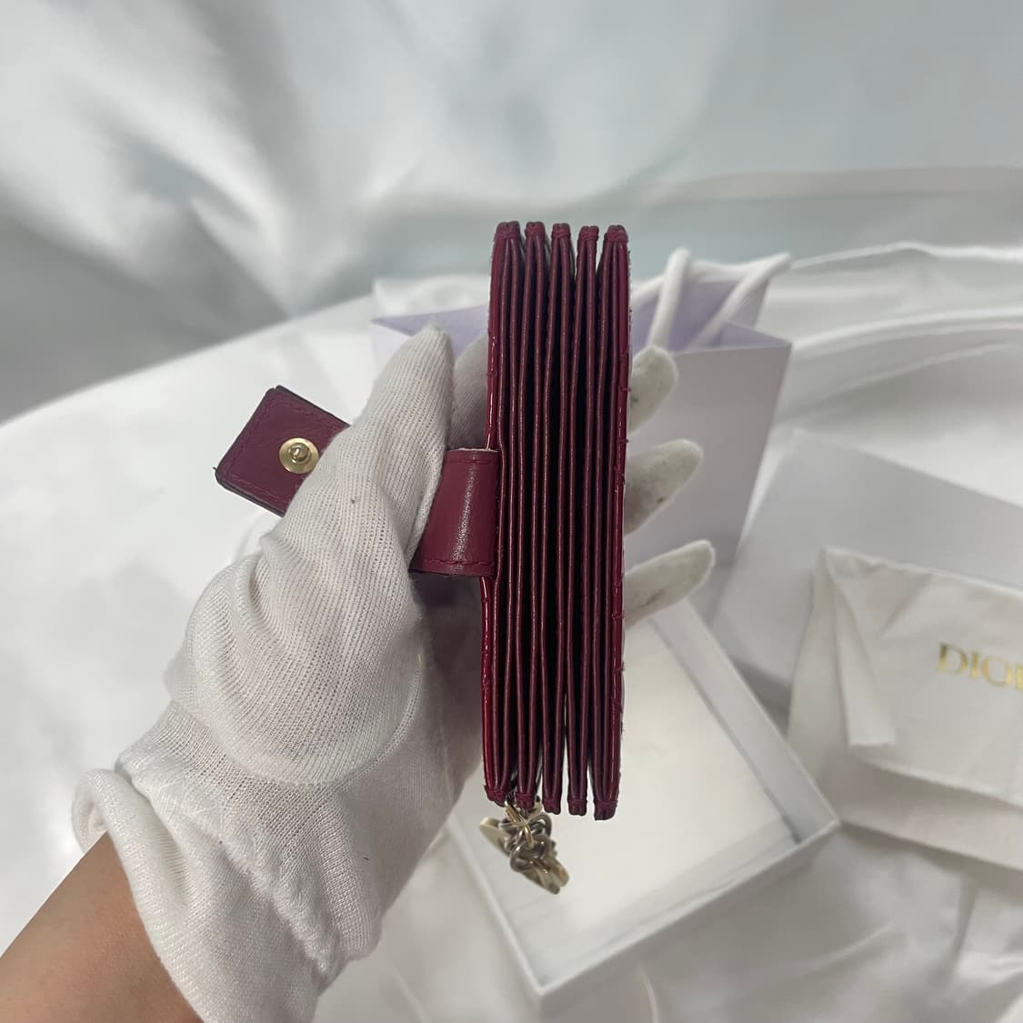 디올 레이디 유광 페이던트 버건디 카드지갑 상품이미지8