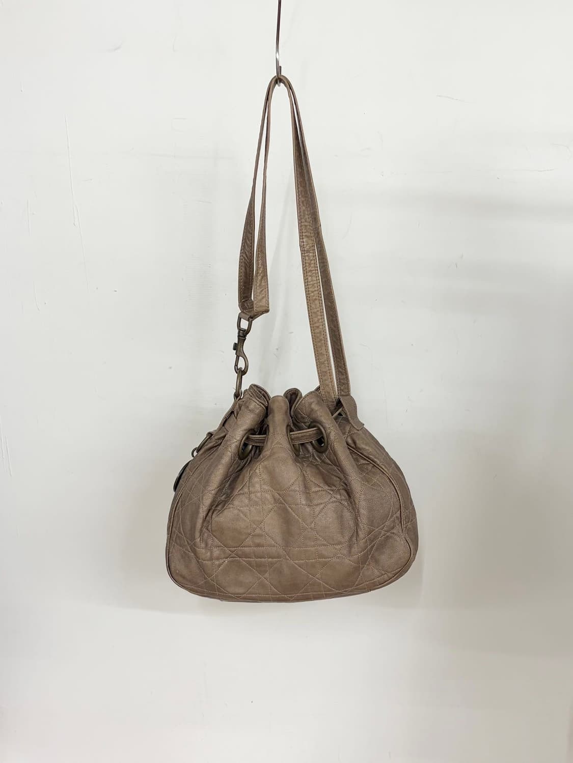 크리스찬 디올 브라운 까나쥬 램스킨 드로스트링 버킷백  상품이미지5