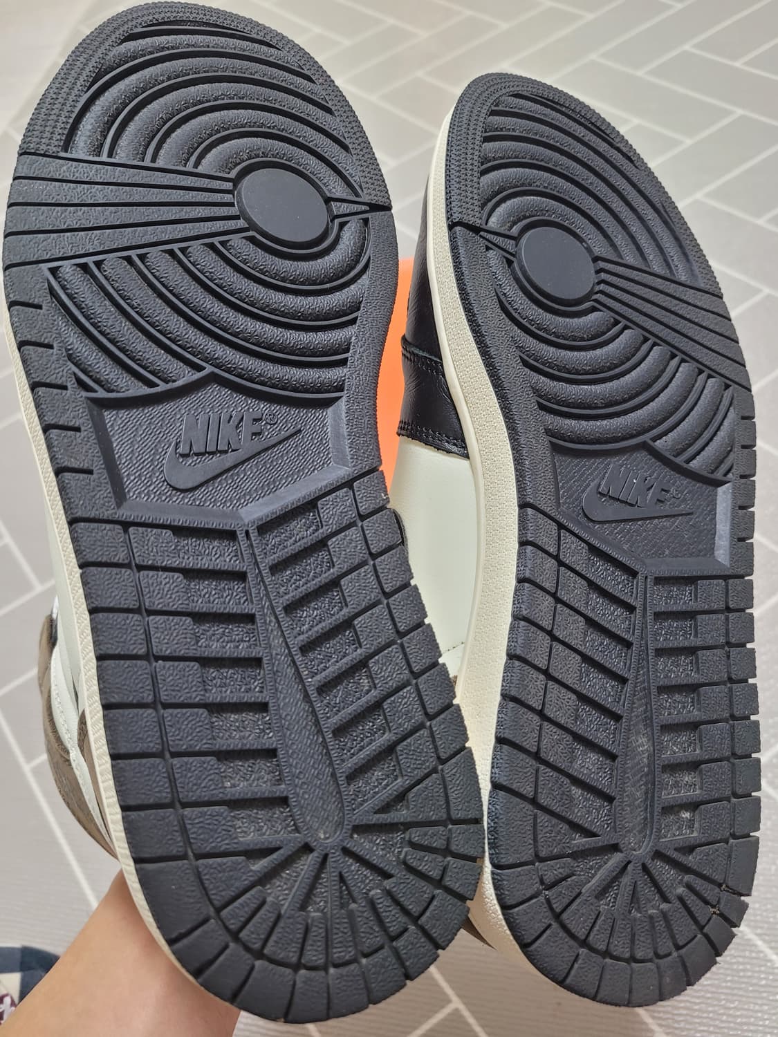 나이키 에어 조던 1 레트로 하이 OG 다크 모카 270 상품이미지5