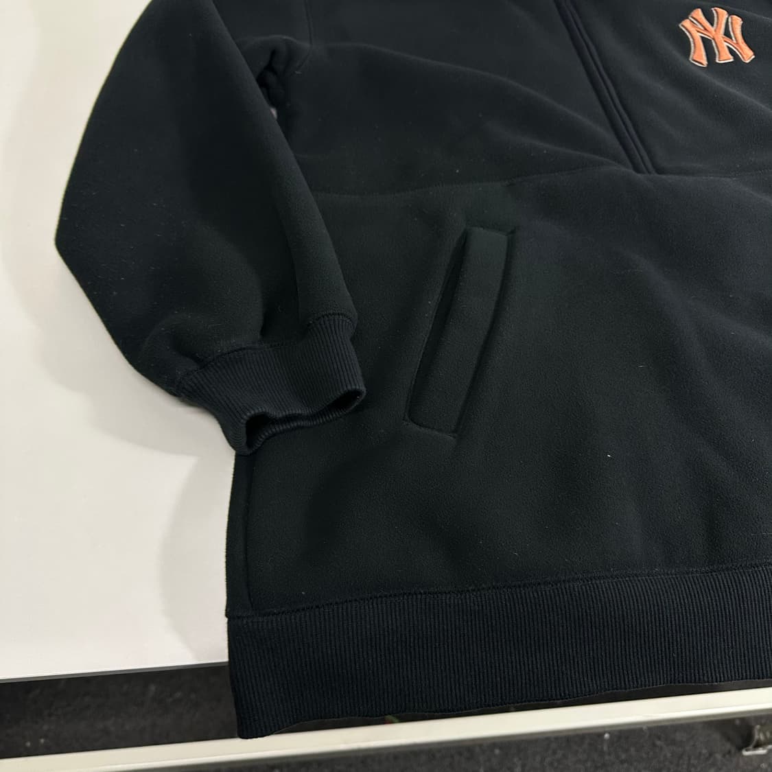 우먼FREE MLB 블랙 뉴욕양키스 후리스 반집업 맨투맨 상품이미지2