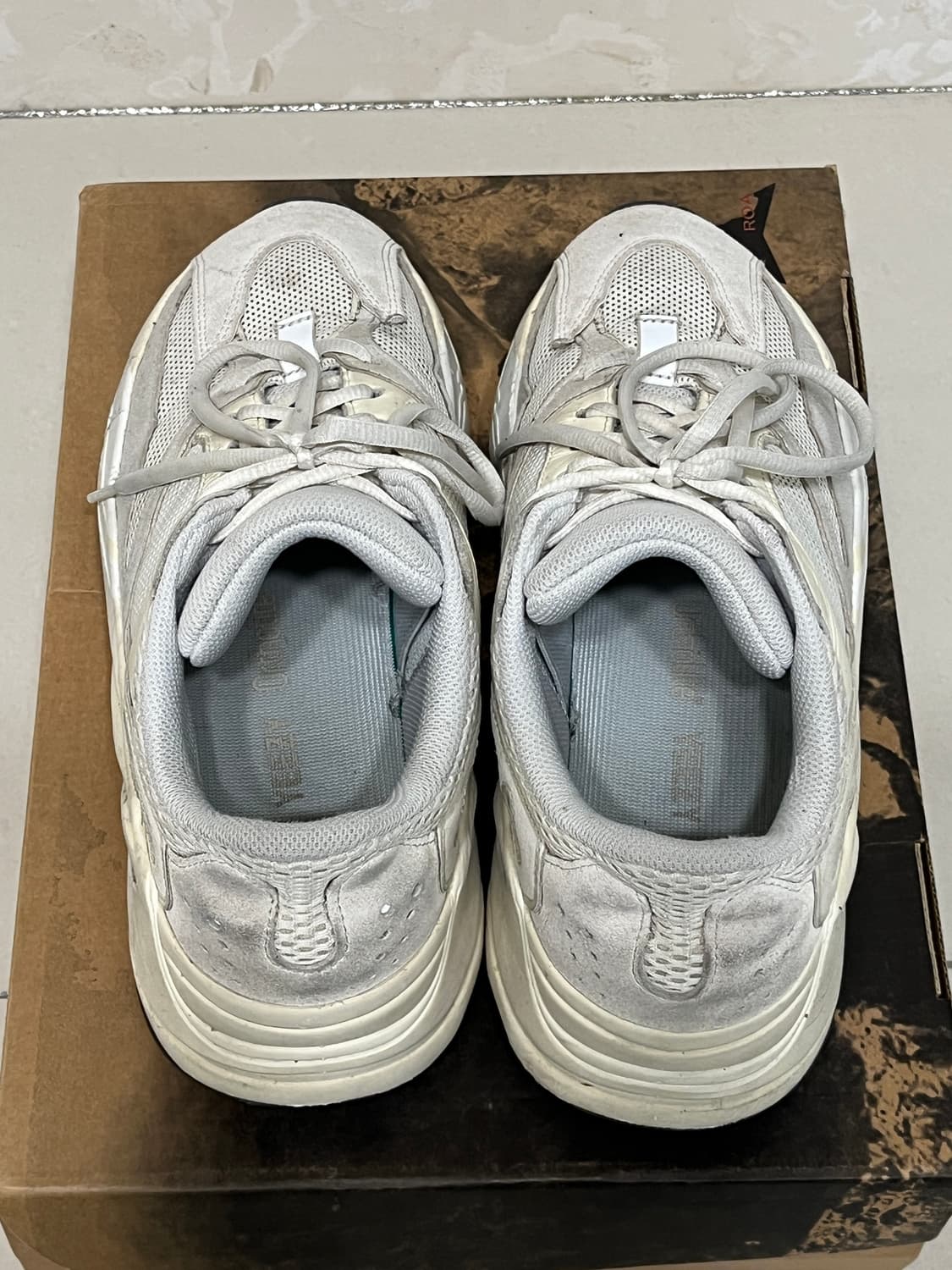 275) 이지부스트 700 아날로그 상품이미지3