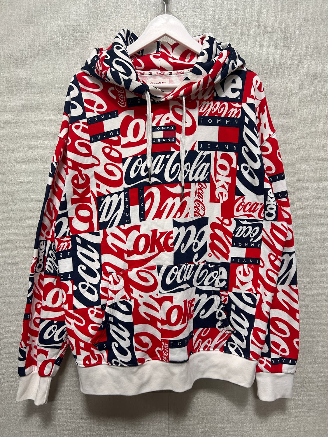 타미진 코카콜라 콜라보 멀티패턴 후드 티셔츠 상품이미지1