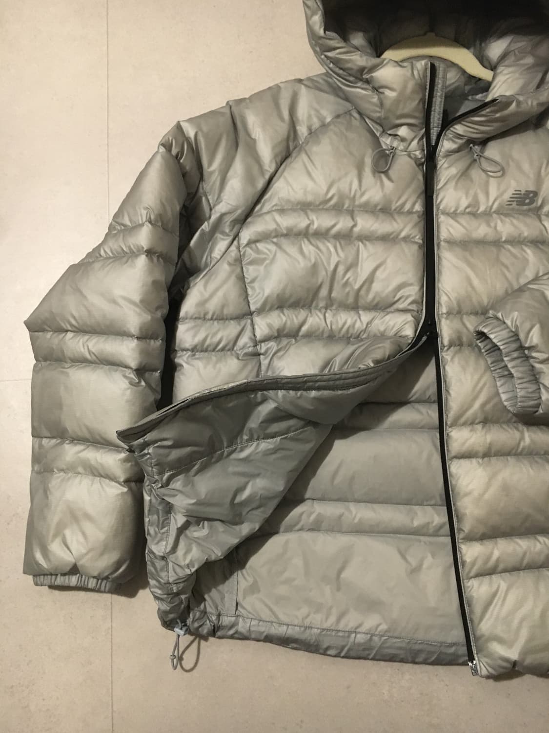 뉴발란스-플라잉 77 슈퍼라이트 후드 다운 패딩 실버 상품이미지3