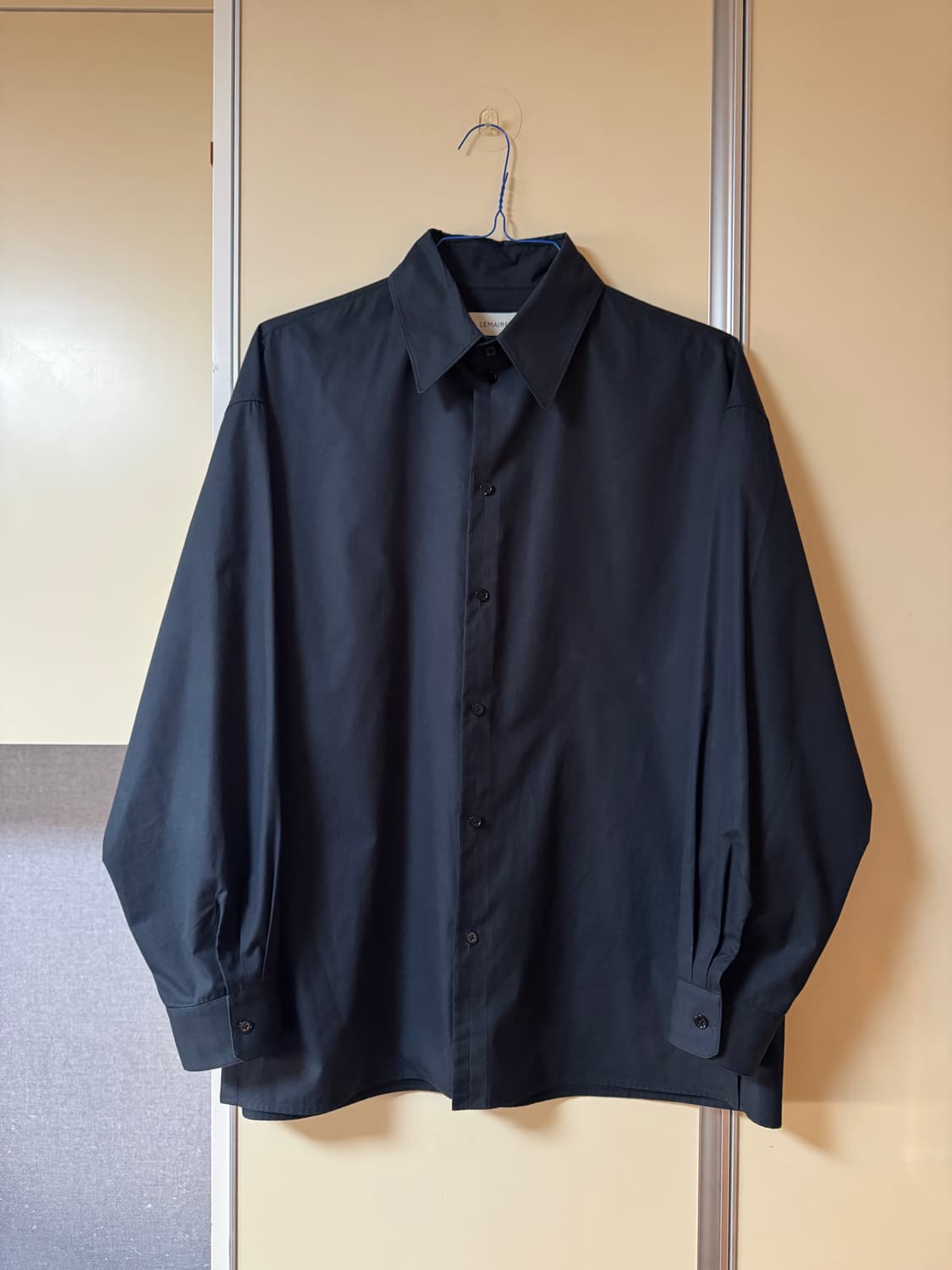 르메르 레귤러 칼라 트위스트 셔츠 블랙(캐비어) 50 상품이미지1