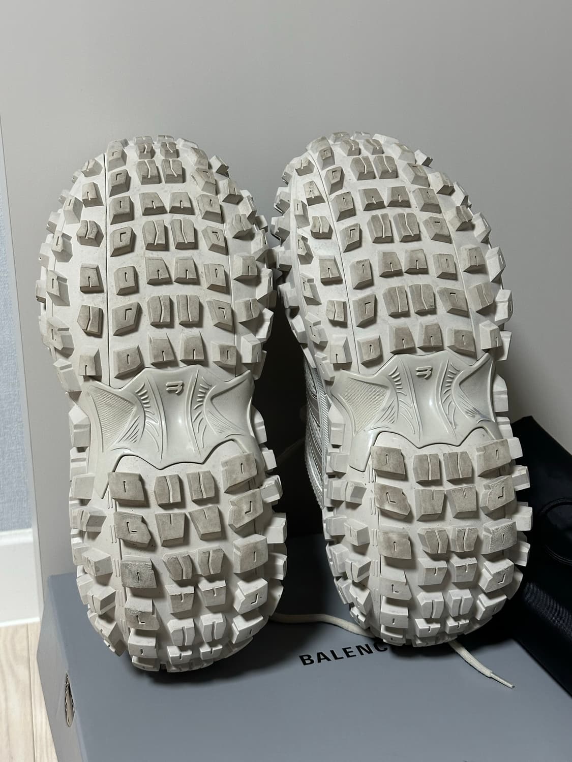 발렌시아가 디펜더 42 상품이미지6