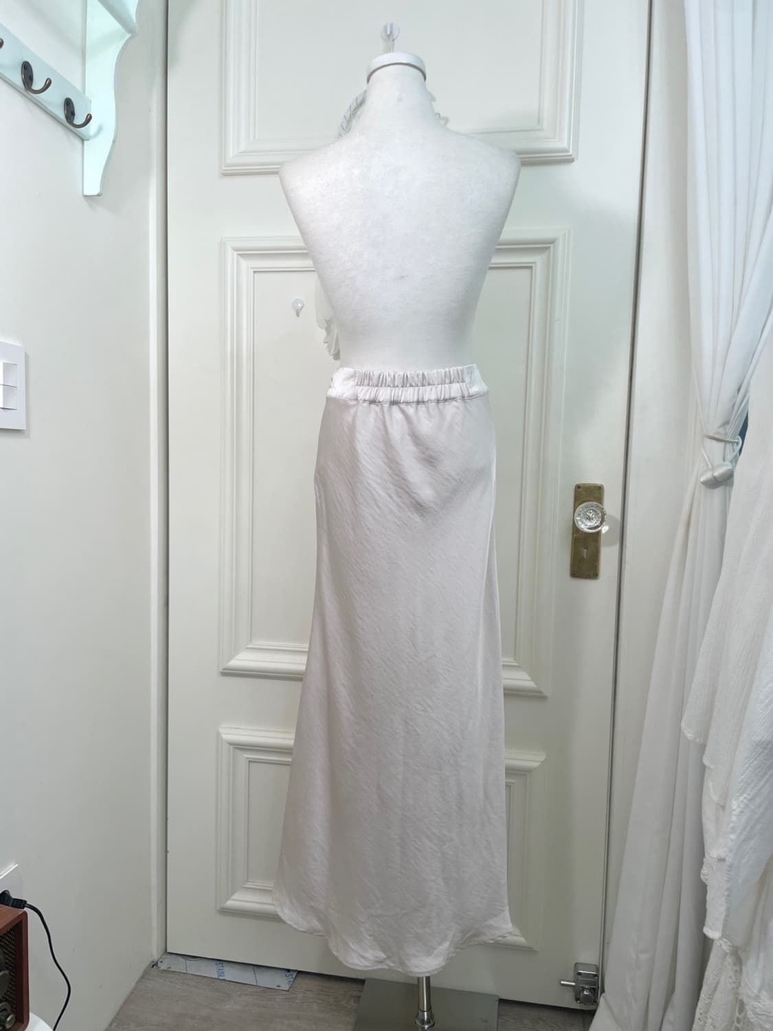 sheer pink satin beautiful long skirt 상품이미지3