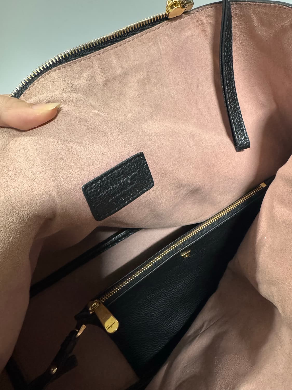 페라가모 블랙 가죽 간치니 숄더백 상품이미지6