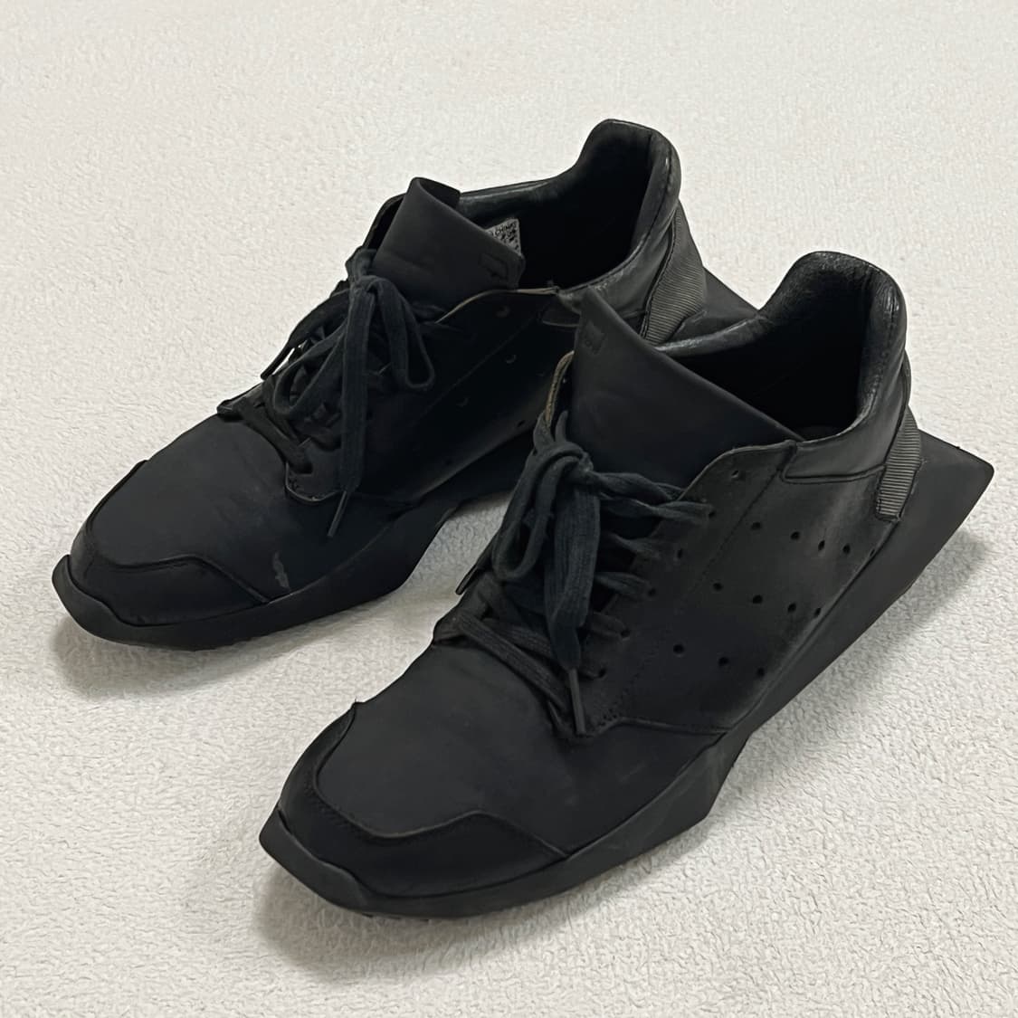 릭오웬스 아디다스 테크러너 트리플 블랙 상품이미지1