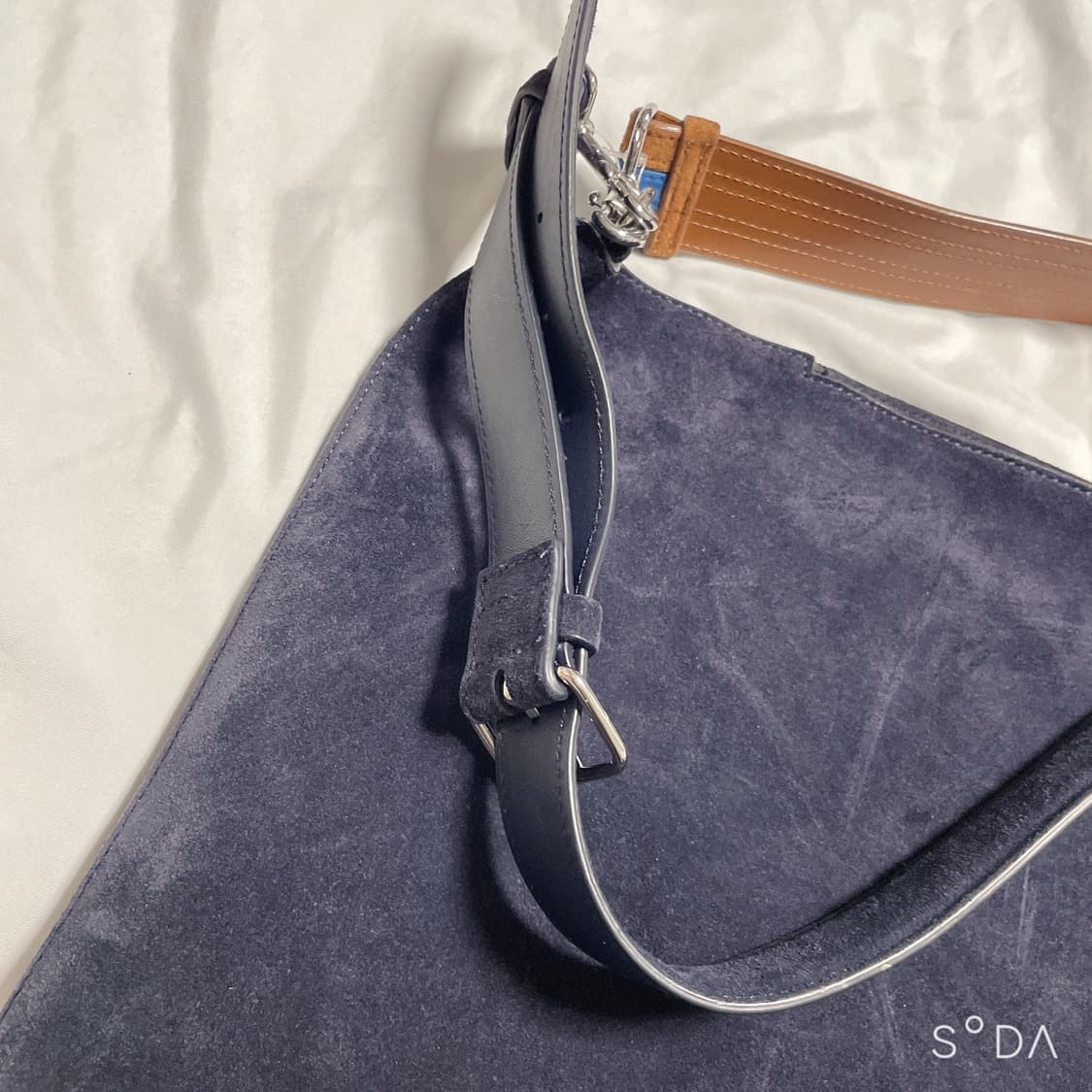 띠어리 스웨이드 숄더백 네이비 상품이미지9