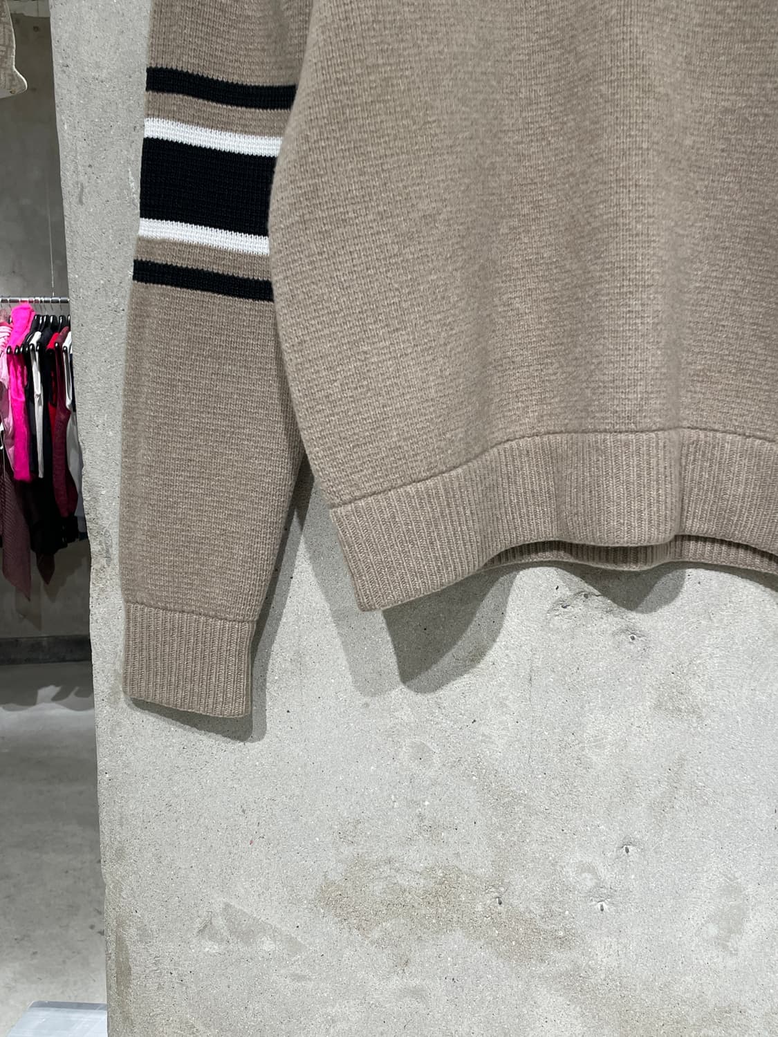 지방시 라이트 브라운 17 패치 스트라이프 스웨터 상품이미지4