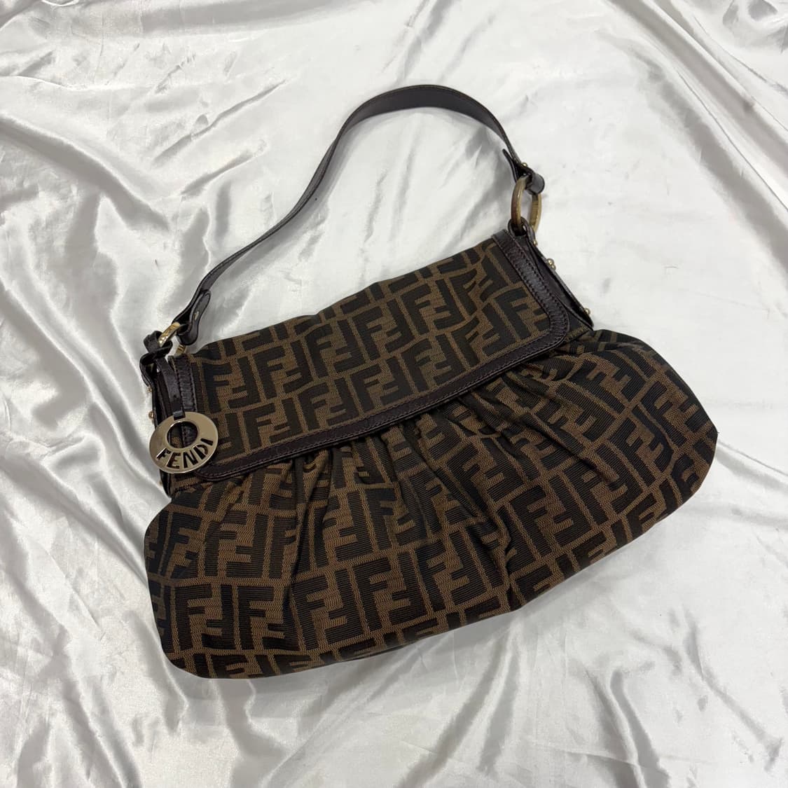 펜디 주카 숄더백 가방 상품이미지1