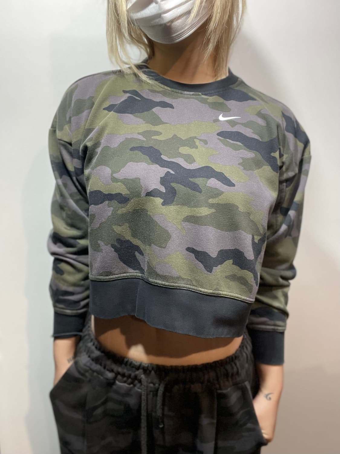 나이키 카모 크롭 맨투맨 상품이미지1