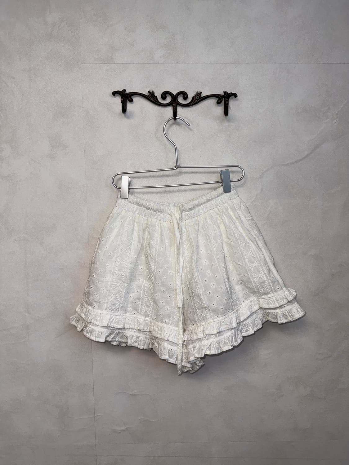 White floral punching short pants  상품이미지1