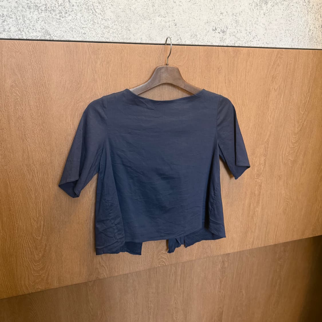 빈티지 반팔 블라우스 프론트 타이 스트랩 디테일 루즈핏 블랙 상품이미지2