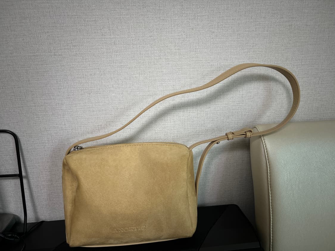 아노에틱 ANC SUEDE SARA BAG 버터색상 상품이미지1