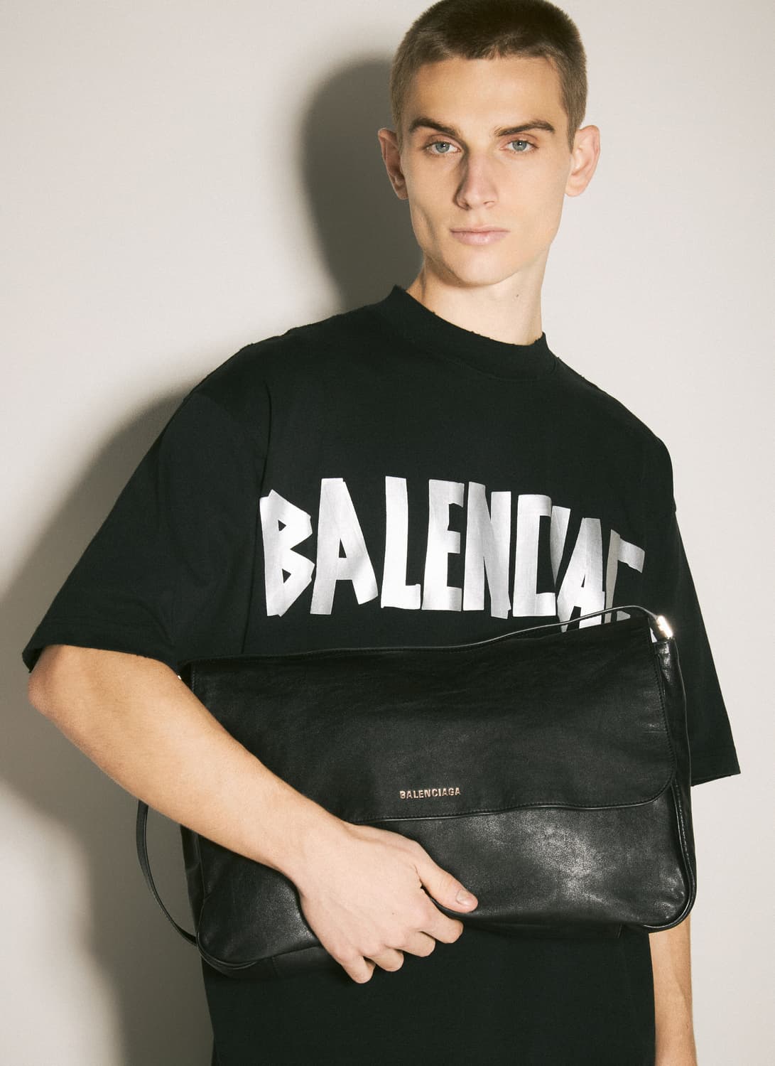 발렌시아가 Grungy Medium Messenger Bag 상품이미지3