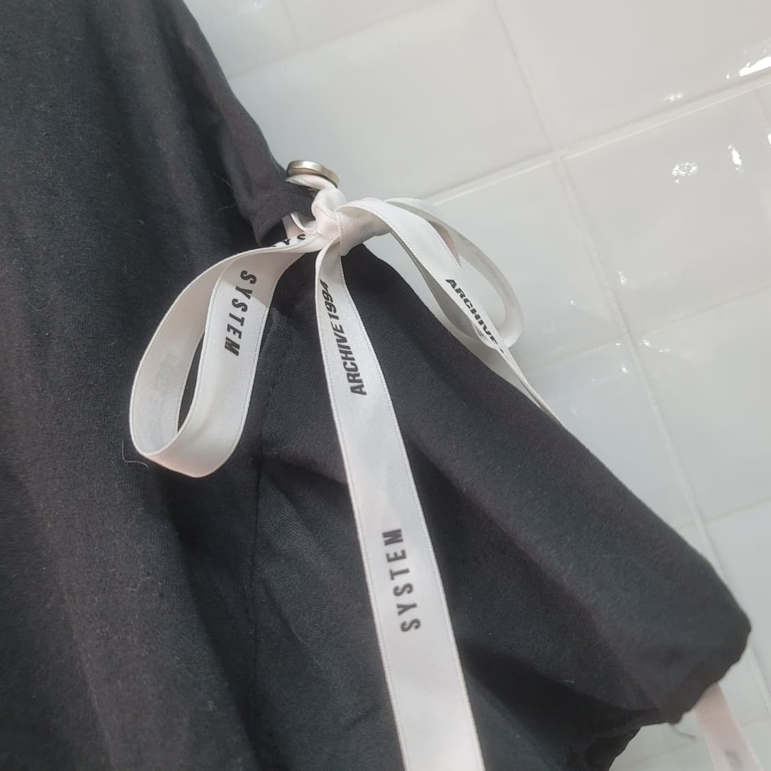 시스템 블랙 리본 포인트 티셔츠 상품이미지2