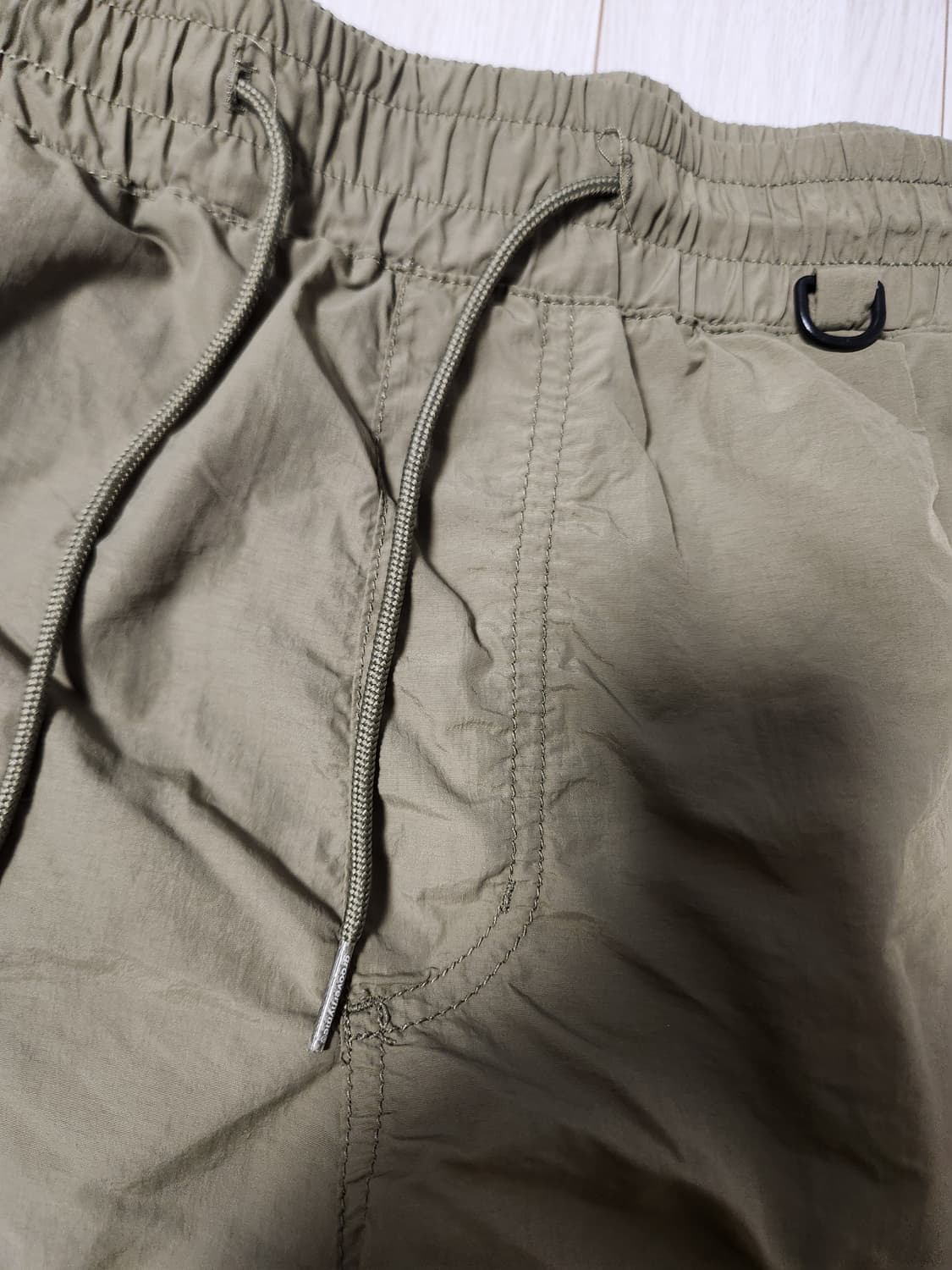 grooverhyme 나일론 밴딩 카키 반바지 사이즈xl

세탁으로 인한 상품이미지6