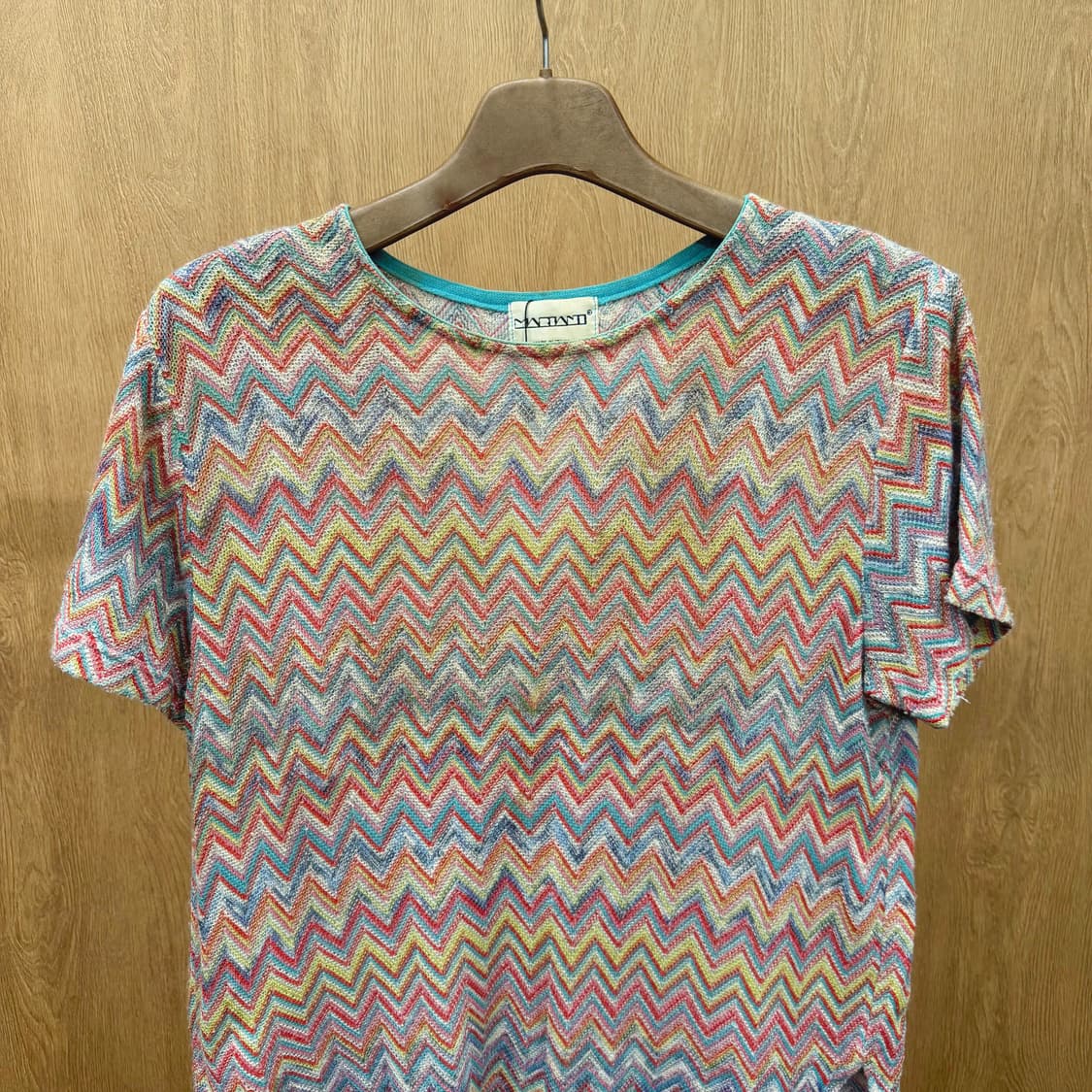 마리아니 라운드넥 반팔 니트 쉐브론 패턴 사이드 슬릿 루즈핏 레인보우 상품이미지4