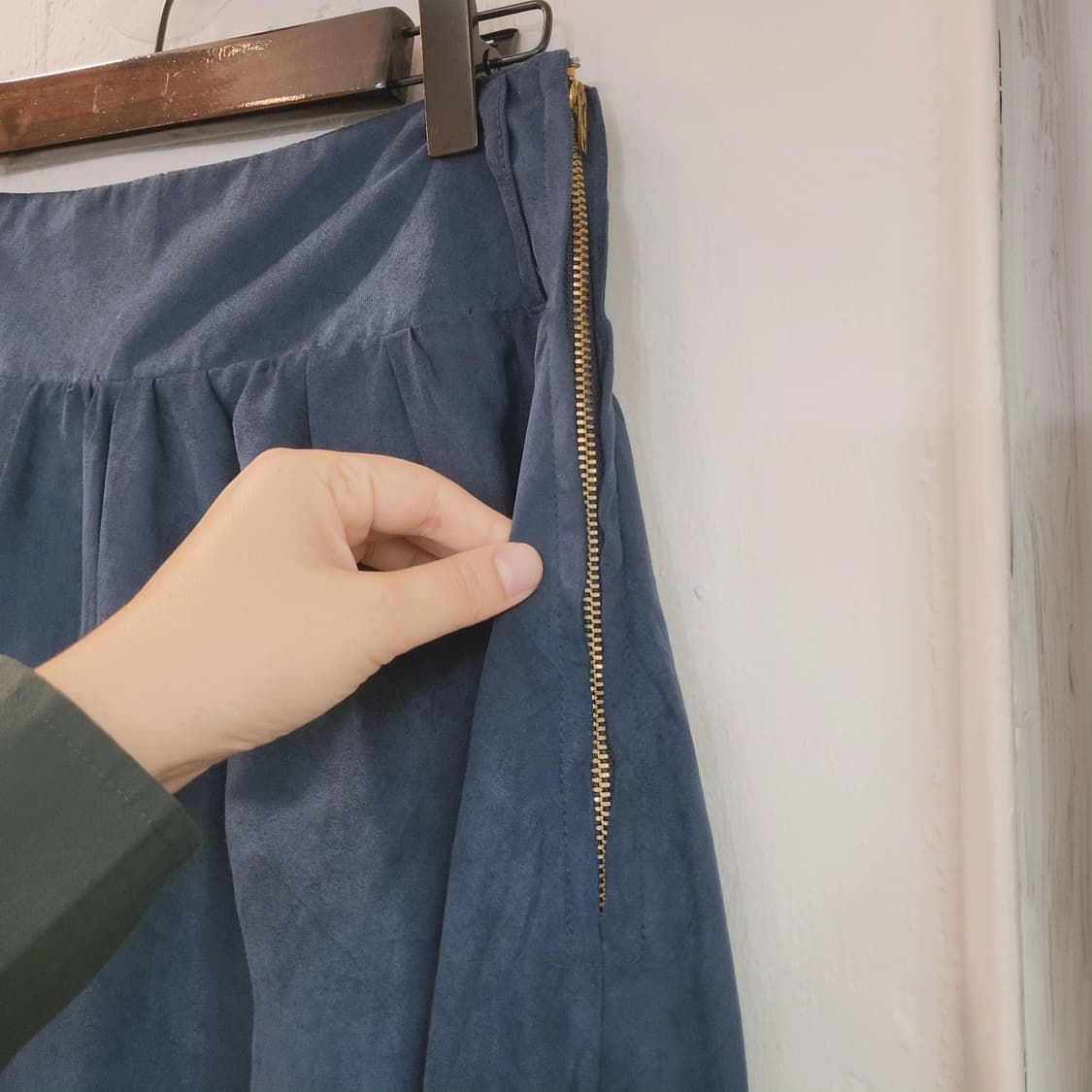 딥블루 스웨이드 플레어 스커트 상품이미지3