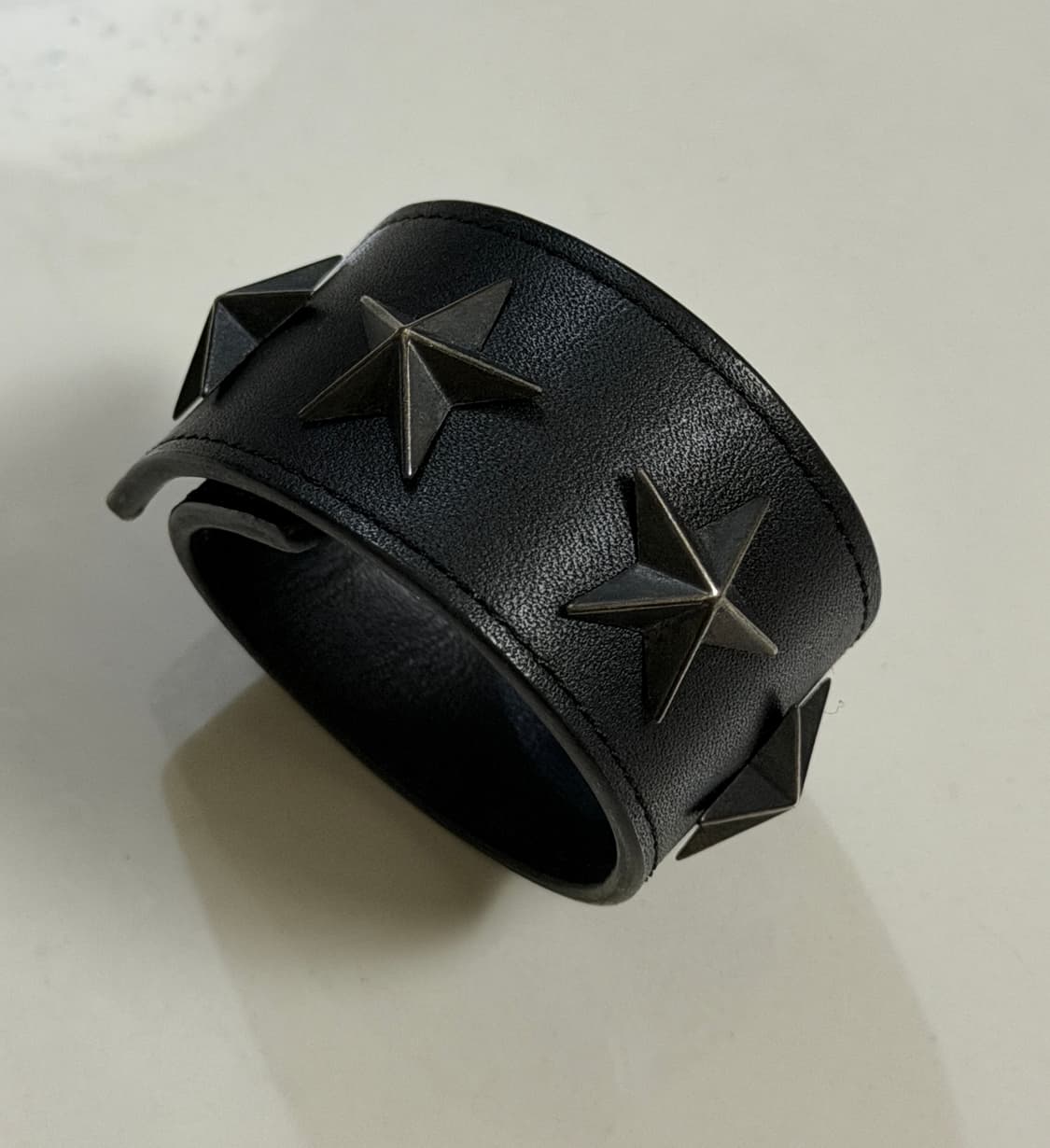 지방시 스타 스터드 가죽 팔찌 상품이미지1