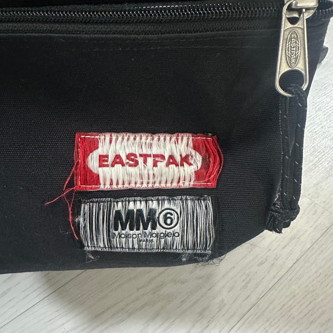 메종마르지엘라 MM6 이스트팩 리버시블 백팩 블랙 화이트 상품이미지6