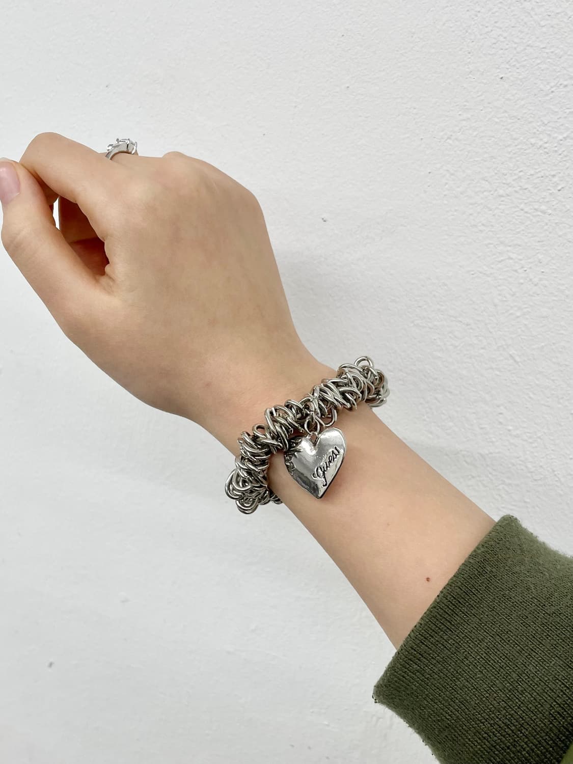 게스 하트 로고 실버 팔찌 상품이미지1