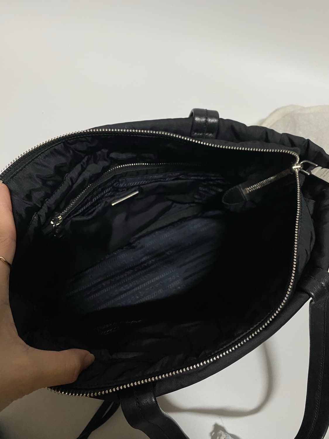 프라다 테수토 봄버 나일론 블랙 핸드백 상품이미지7